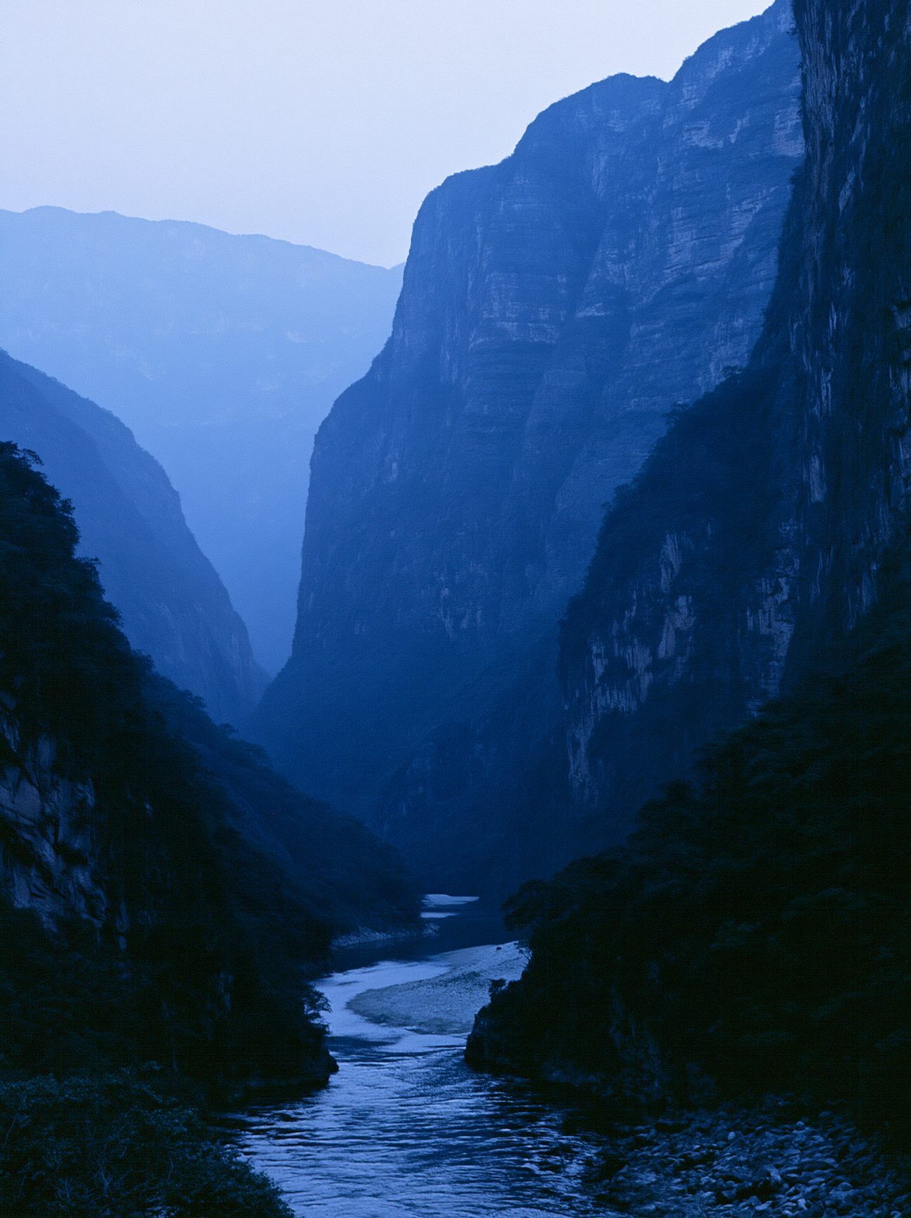 Paredes del cañón de La Huasteca entre la bruma
