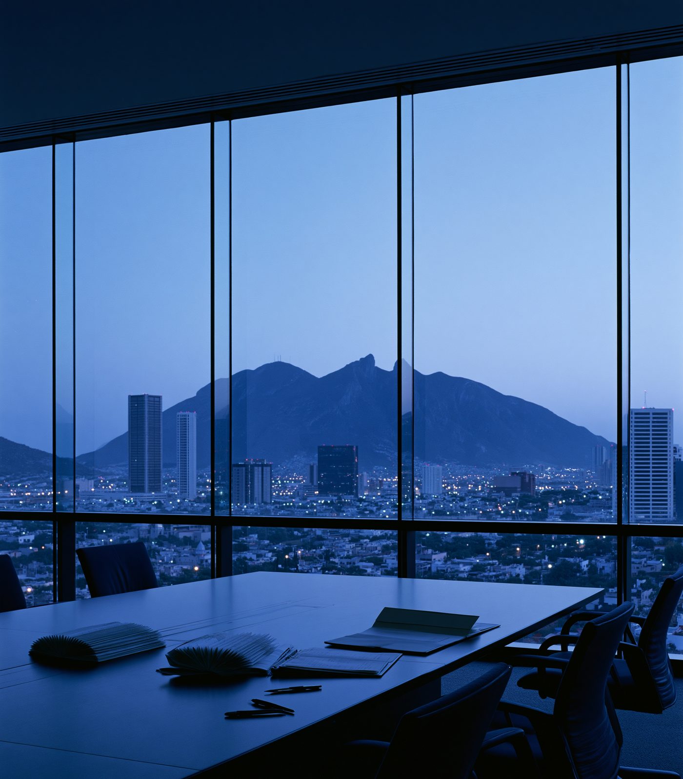 Sala de juntas sobre el valle de Monterrey al anochecer
